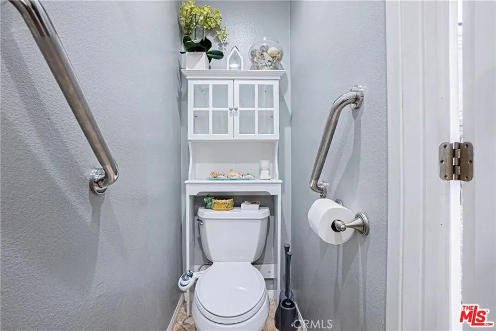 25301 Pine Creek Lane, Wilmington, California 90744 home-pic-5